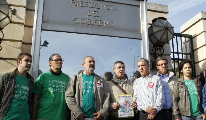 Representantes de la Plataforma Estatal por la Escuela Pública han llevado hoy a la Presidencia del Gobierno, en el Palacio de la Moncloa, un millón de firmas que han conseguido desde el pasado 23 de septiembre en la &quot;consulta ciudadana&quot; sobre la reforma 