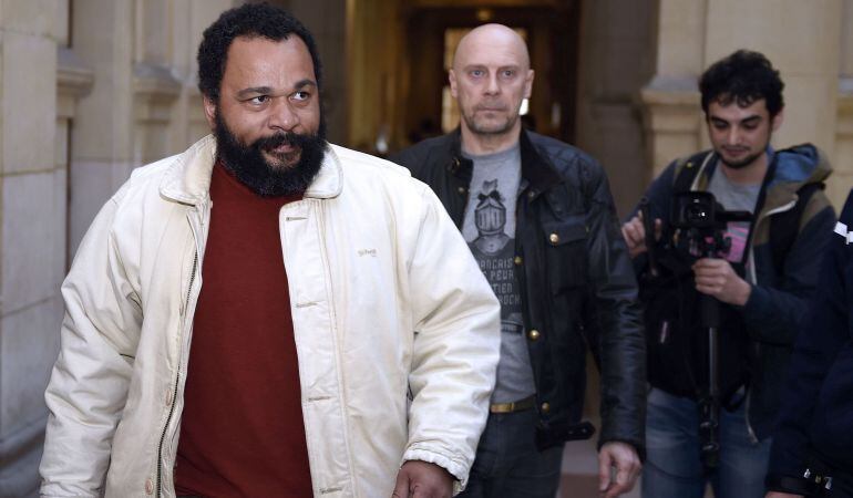 El cómico controversial, Dieudonne M&#039;bala M&#039;bala (izquierda) durante su asistencia a un tribunal de París donde hoy fue condenado a dos meses de cárcel exentos de cumplimiento.