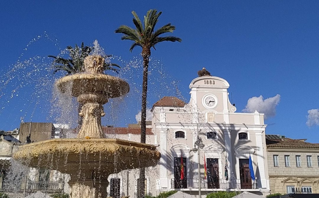 Cielos despejados en la Plaza de España de Mérida.