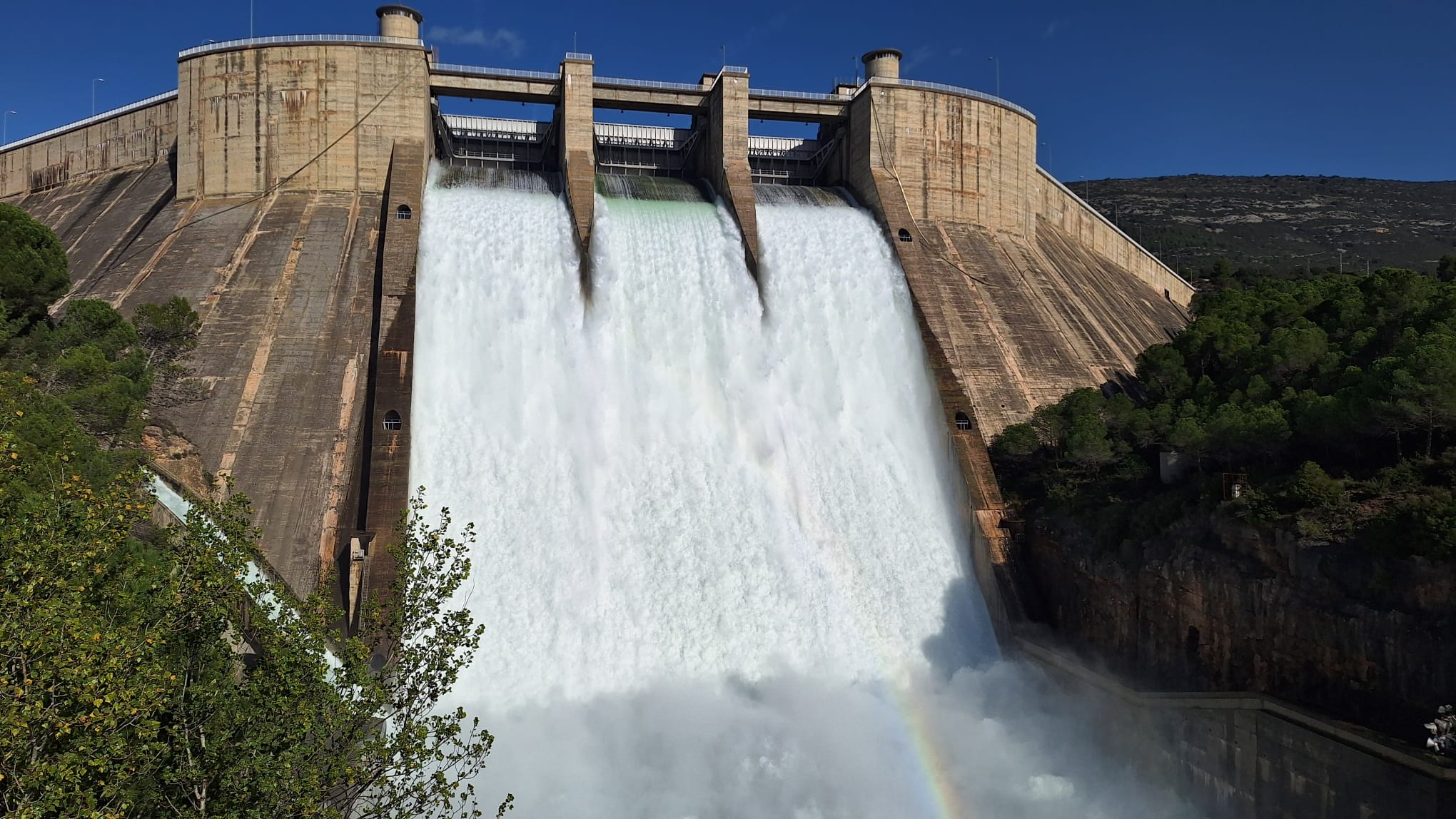 Crecida controlada en el embalse de El Grado