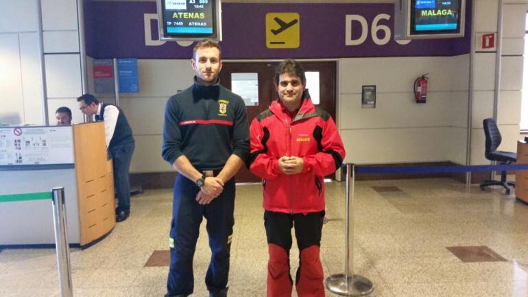 Dos bomberos, uno de Palencia y otro de Zamora, que forman parte del equipo que ayuda a los refugiados de guerra en la Isla de Lesbos.