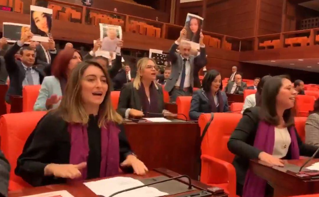 Momento en el que las congresistas turcas cantan el himno contra el patriarcado