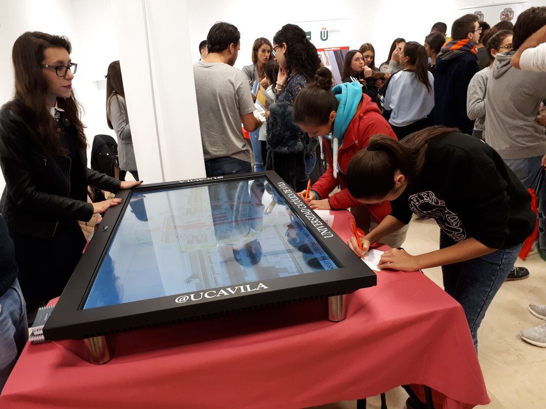 Imagen de archivo de estudiantes arandinos, que de momento continuarán acudiendo a las aulas