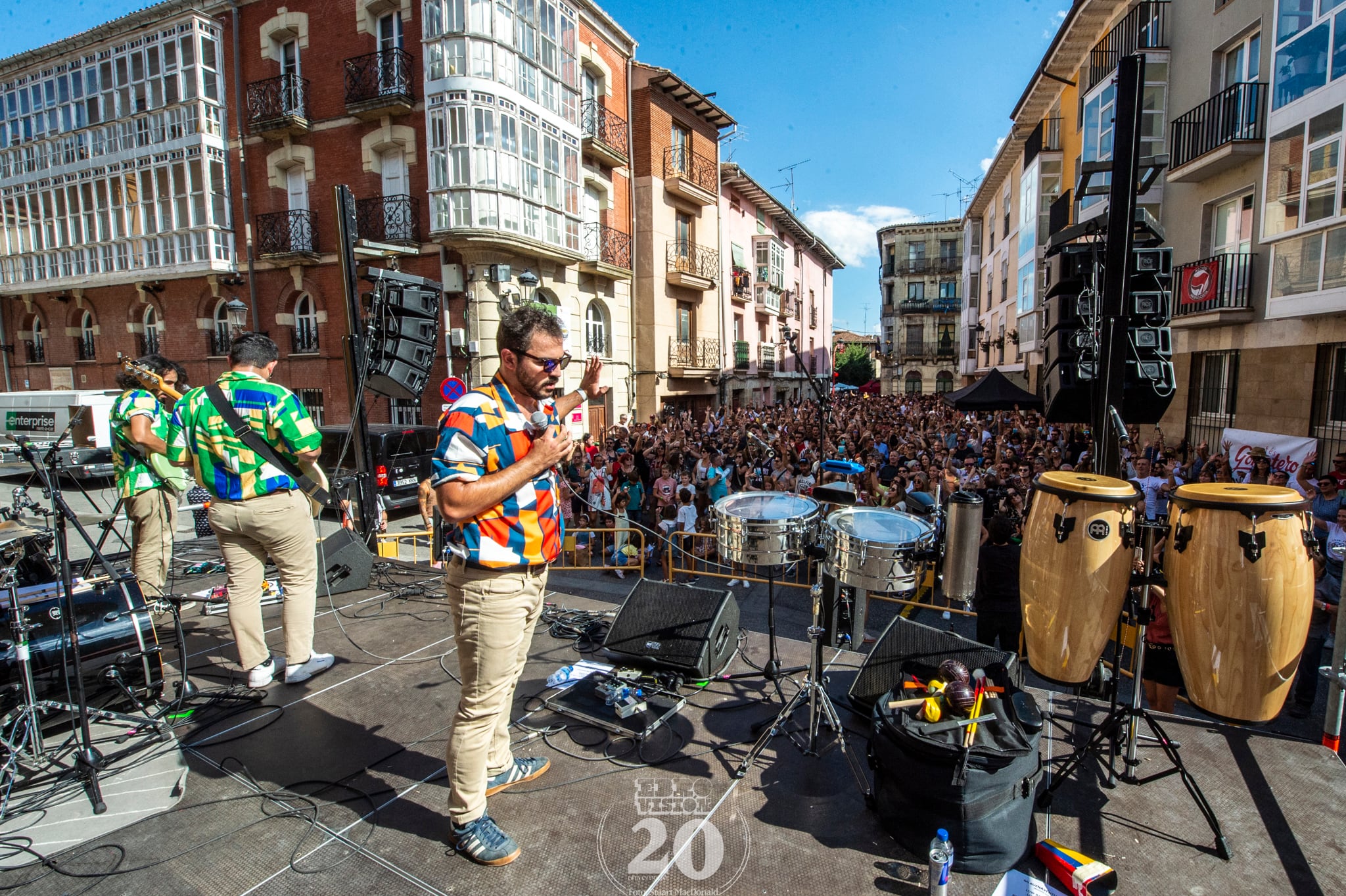 Los integrantes de Mi Buenaventura en el escenario de la Plaza de España de Miranda de Ebro, en Ebrovisión