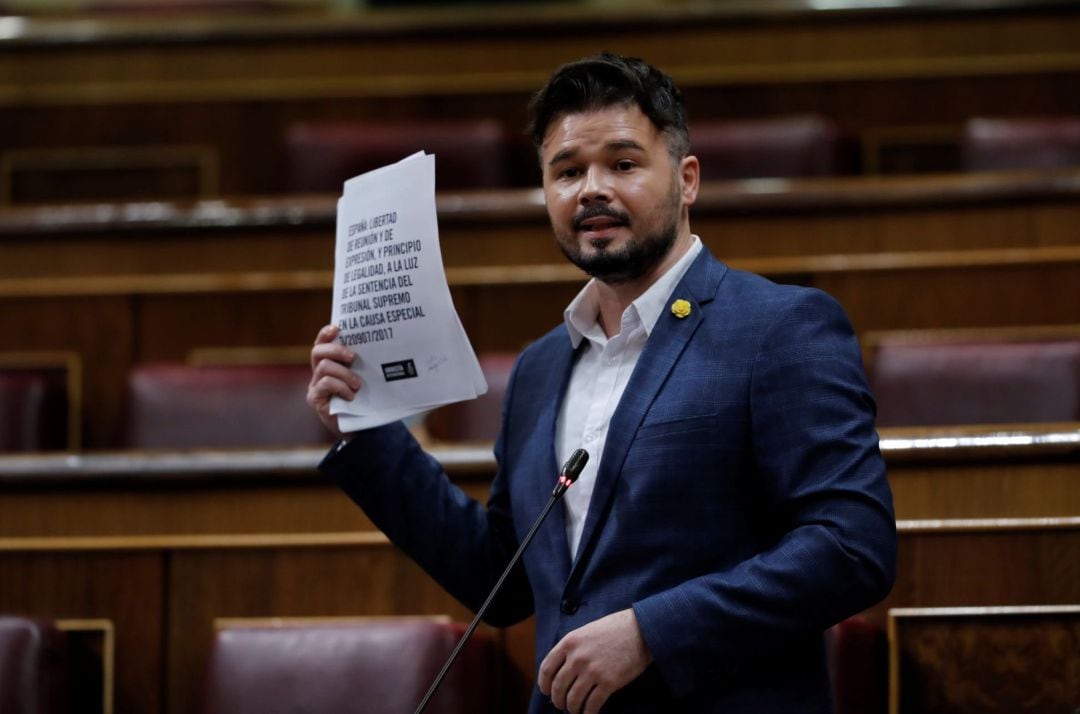 El portavoz de ERC, Gabriel Rufián, interviene en la sesión de control al gobierno en la que el Ejecutivo, con Pedro Sánchez a la cabeza, se somete a las preguntas de la oposición en medio de la nueva polémica suscitada tras la destitución del jefe de la Guardia Civil.