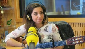 Imagen de Paula Gómez actuando en Radio Cádiz