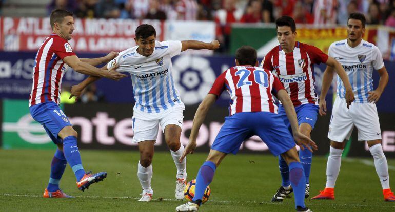 Chory Castro intenta zafarse de un rival