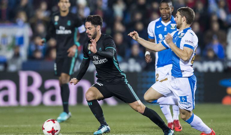 El madridista Isco (i) se marcha de Darko en el partido de ida de la Copa del Rey disputado en Butarque