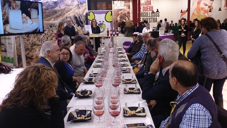 Cata de vinos y quesos palentinos en INTUR