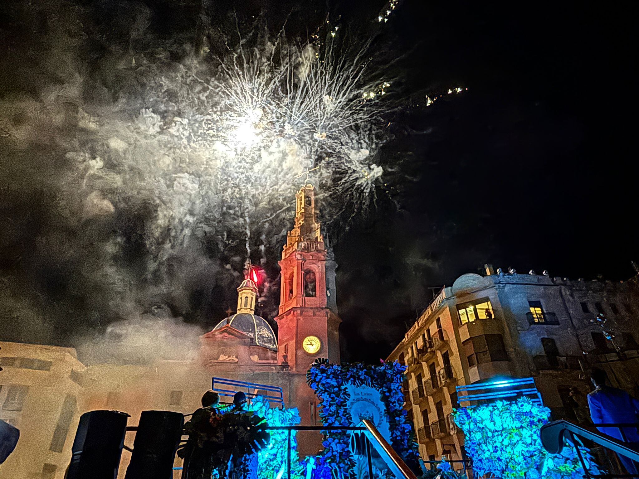 El castillo de fuegos artificiales ha puesto la guinda a la ofrenda.