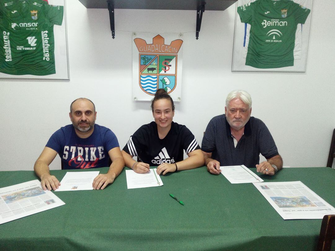 Mariano Delgado, Sandra García y Luis Delgado formalizan la incorporación de la joven portera.