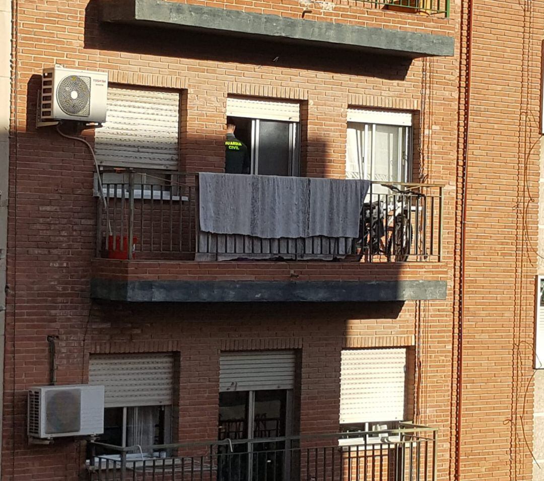 Un guardia Civil en uno de los balcones de la Calle Cartagena, durante un registro