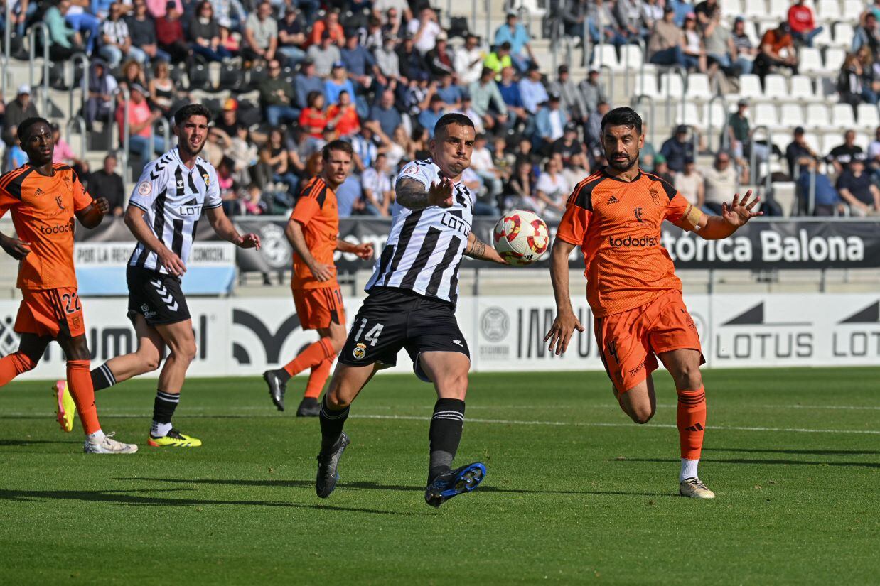 Adri durante un lance del partido ante La Balona