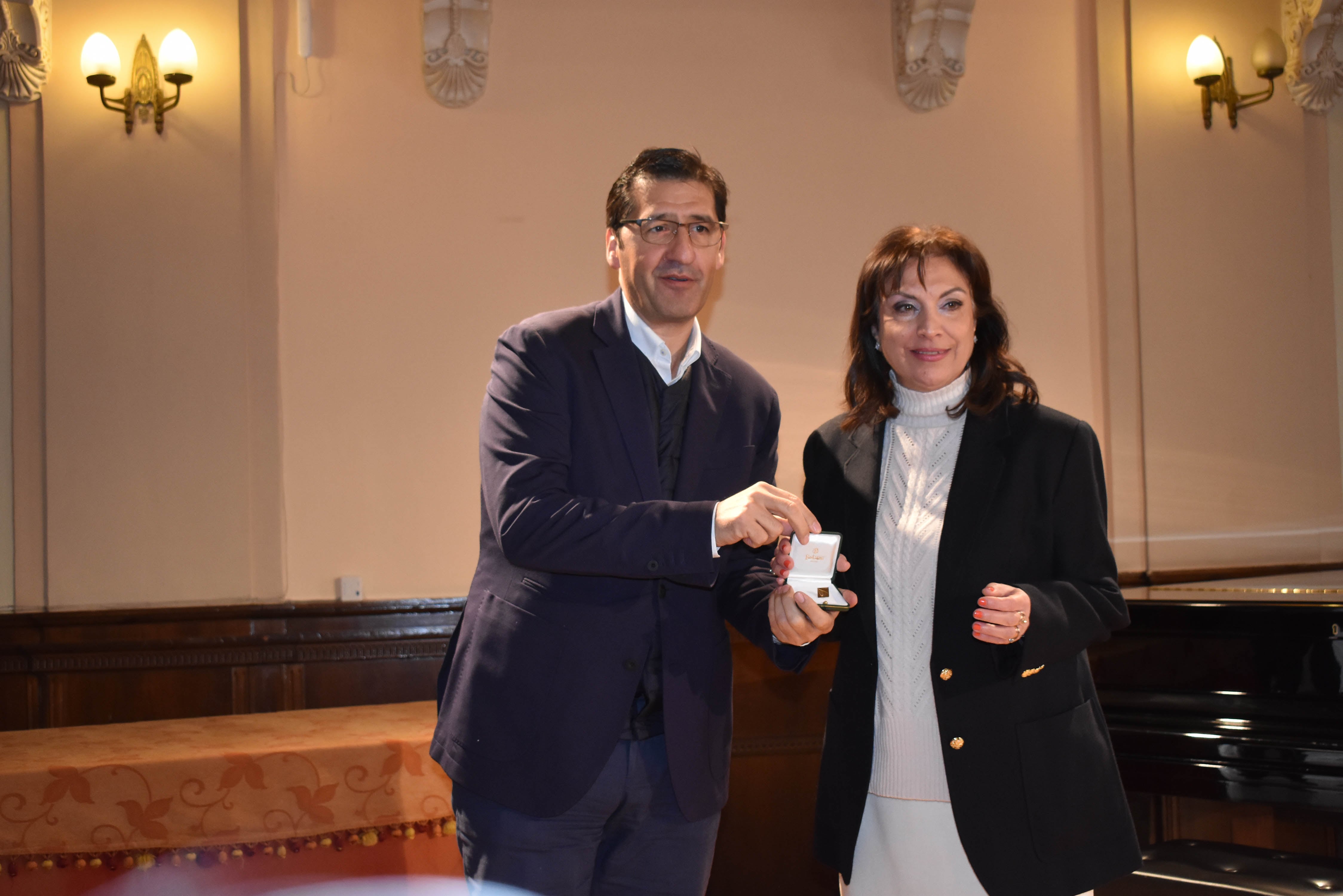 Pilar Muñoz recibe la Insignia de Oro de la Asociación de Periodistas de Ciudad Real de manos del presidente de la Diputación que patrocina el premio