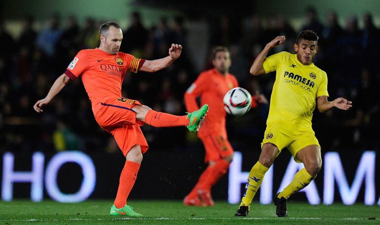 Iniesta desplaza un balón frente a Jonathan dos Santos
