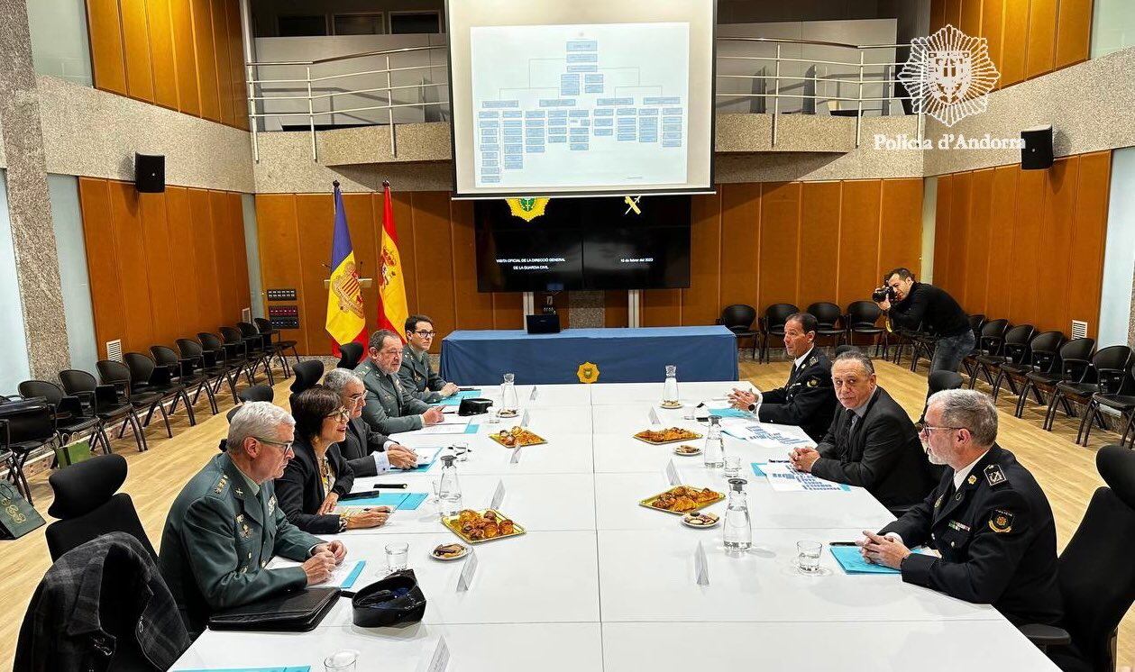 Reunió entre representants de la Guàrdia Civil i la Policia d&#039;Andorra al despatx central de l&#039;Obac presidida per la directora general de la Benemèrita, Maria Gámez.