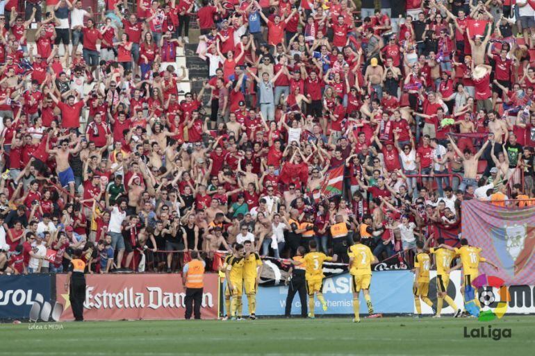 Merino celebra con sus compañeros el 1-3 que sentenciaba la eliminatoria en Tarragona en el fondo con los seguidores de Osasuna