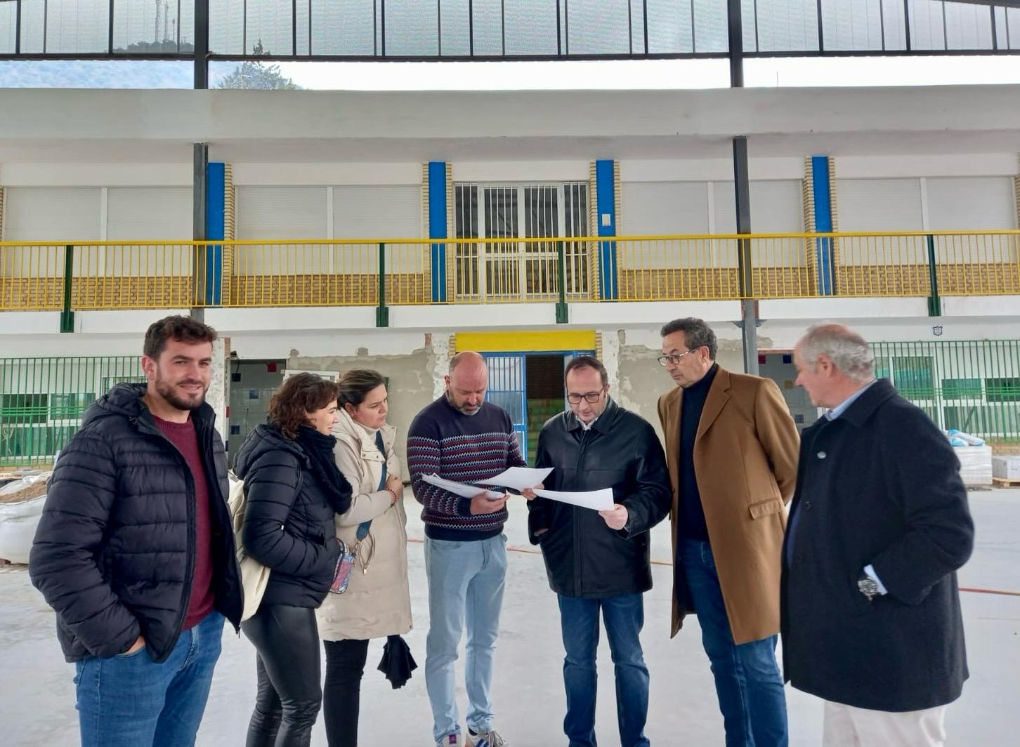 El delegado de Cultura y Deportes, José Ayala, y el alcalde de Cambil, José María Guzmán (quinto y sexto por la izquierda) durante su visita al colegio.