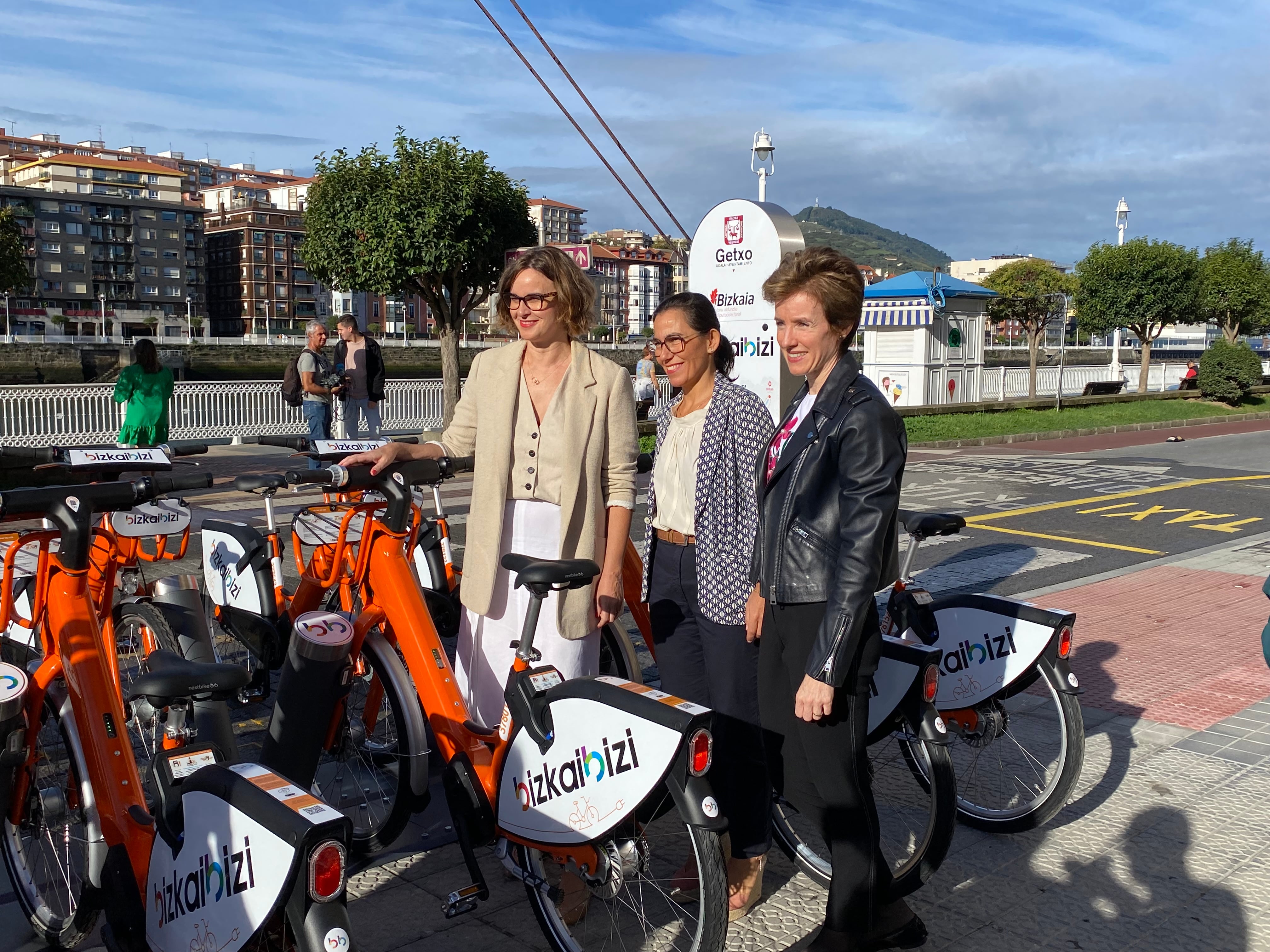 De izquierda a derecha Elixabete Etxanobe, Amaia Agirre y Sonia Pérez en la presentación de Bizkai Bizi.