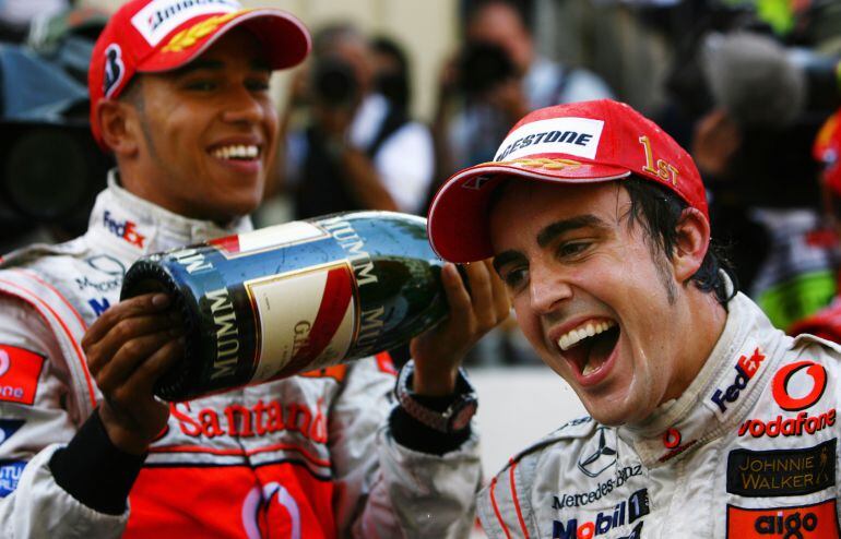 Hamilton y Alonso, en su etapa como compañeros de equipo en McLaren (2007).