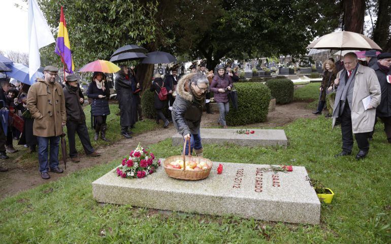 Homenaje a Isaac Díaz Pardo con motivo del cuarto aniversario de su fallecimiento en el cementerio de Boisaca, en Santiago de Compostela