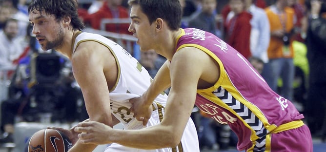 El base del Real Madrid Sergio Llull avanza con el balón ante la presión del base checo del Banca Cívica Tomas Satoransky durante la segunda semifinal de la Copa del Rey de baloncesto que disputan ambos equipos esta tarde en el Palau Sant Jordi de Barcelo