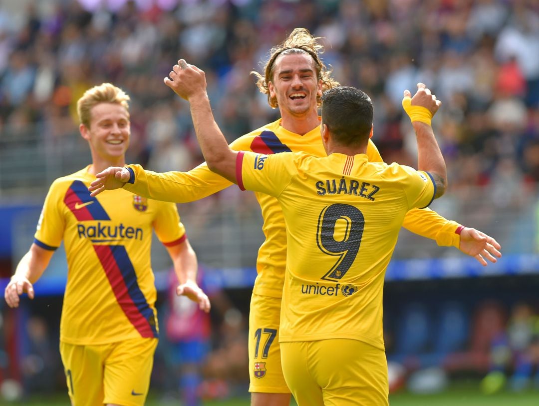 Griezmann y Suárez celebran el gol del Barça