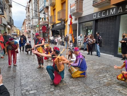 Los Titiriteros de Binéfar desafiaron a la lluvia y arrastraron una gran comitiva de púbico infantil y familiar por las calles del centro de Aranda