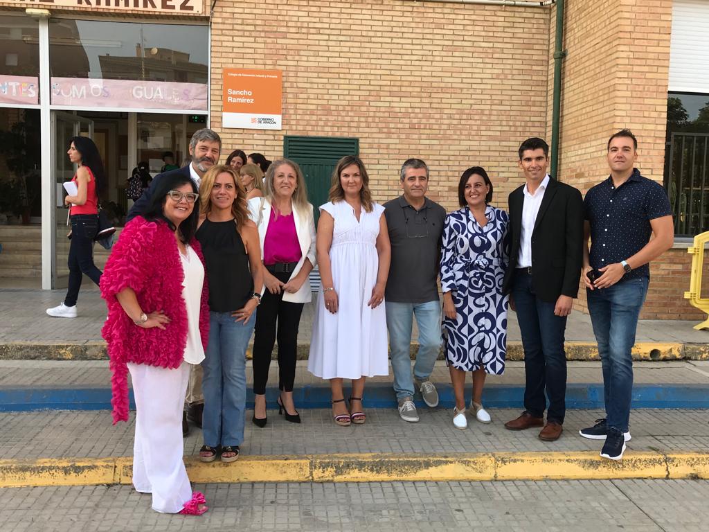 La directora provincial de Educación (de negro) ha visitado el colegio Sancho Ramírez