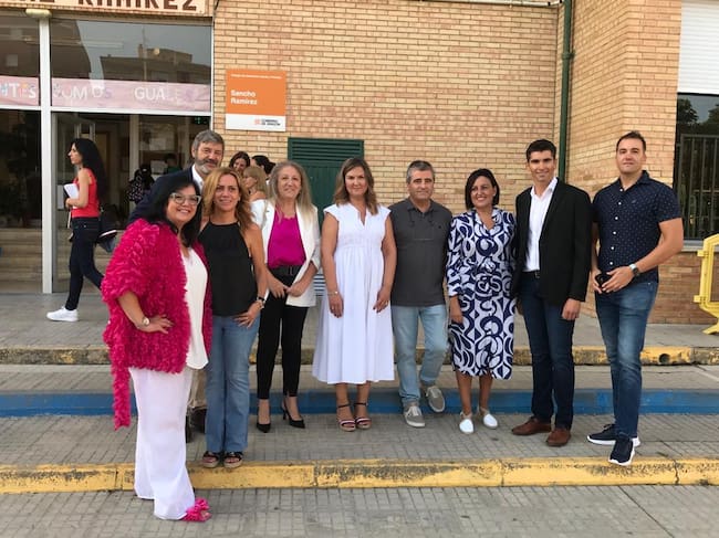 La directora provincial de Educación (de negro) ha visitado el colegio Sancho Ramírez