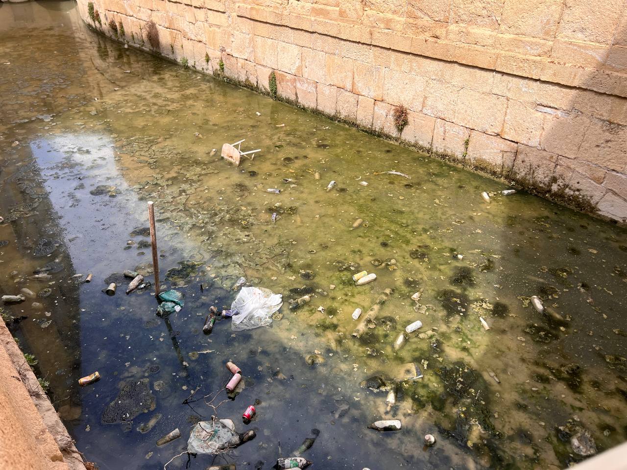 Situación del canal de los Molinos del Río convertido en un vertedero