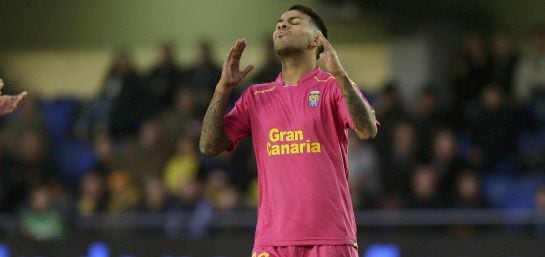 El centrocampista de Las Palmas Jonathan Viera tras fallar durante el partido de la vigésimo octava jornada de la Liga