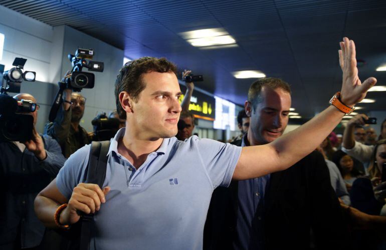 El presidente de Ciudadanos, Albert Rivera, a su llegada al Aeropuerto Adolfo Suárez Madrid-Barajas tras su viaje a Caracas.