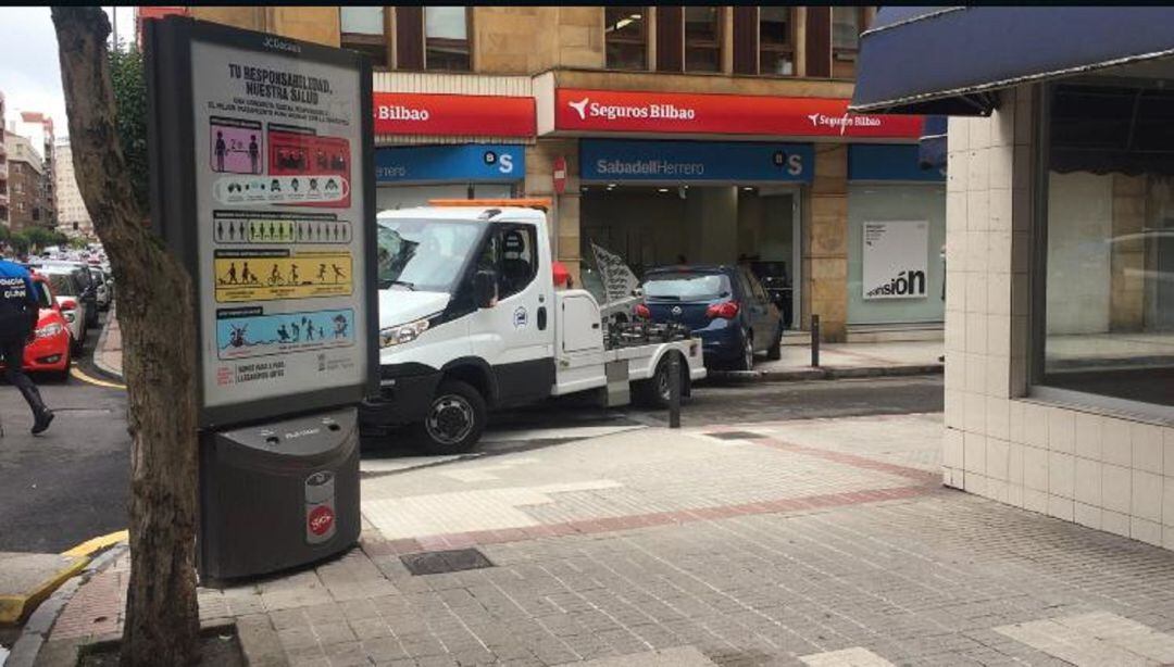 El coche retirado por la grúa.