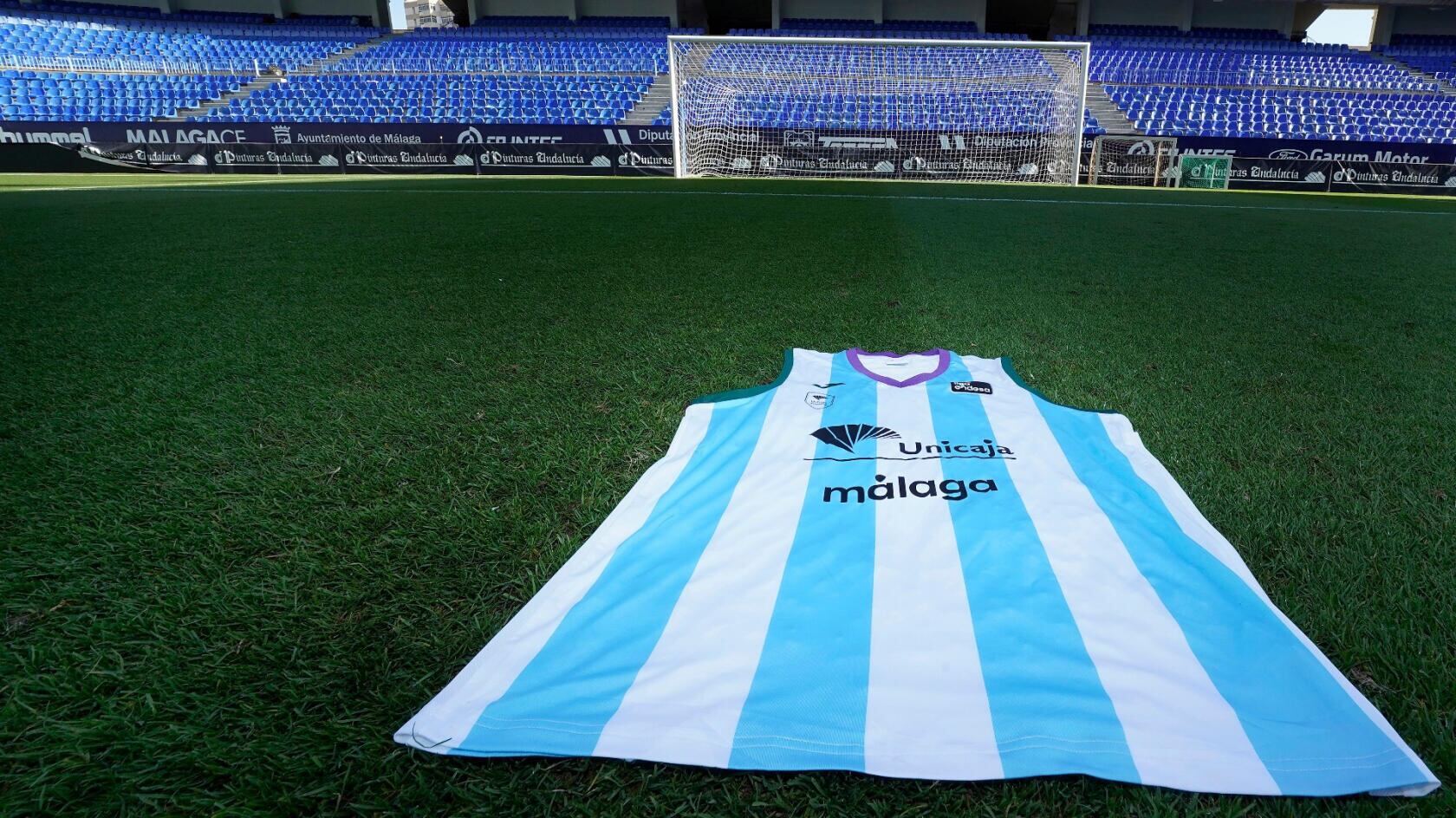 La camiseta blanquiazul del Unicaja, en La Rosaleda