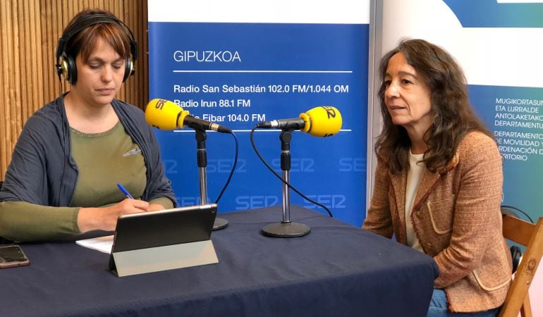 La diputada de Movilidad, Marisol Garmendia (derecha), en el set de Radio San Sebastián. 