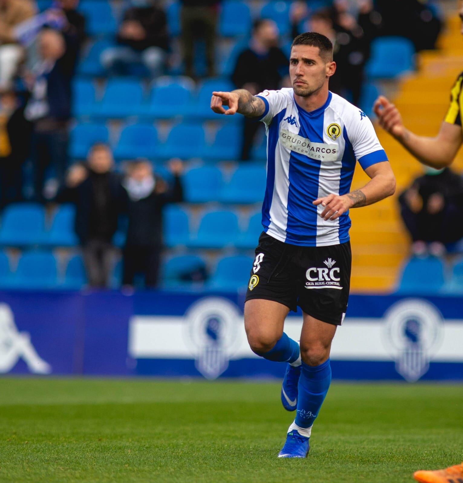 Raúl González, jugador del Hércules CF, frente al Pulpileño