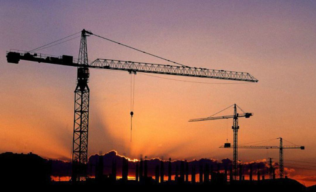 Gruas en una obra de Málaga