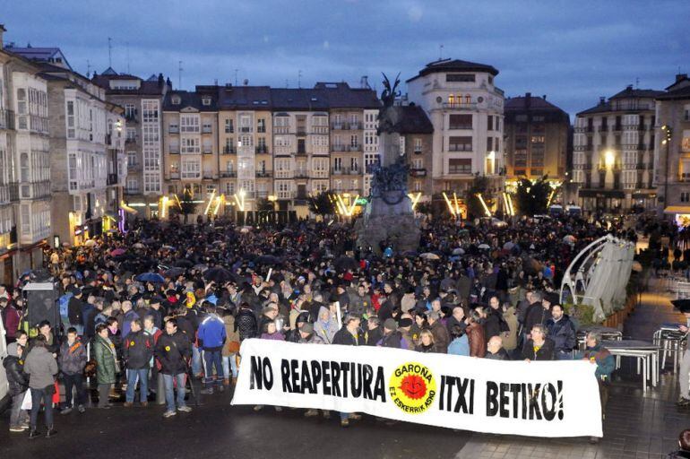 La plaza de la Virgen Blanca abarrotada de manifestantes