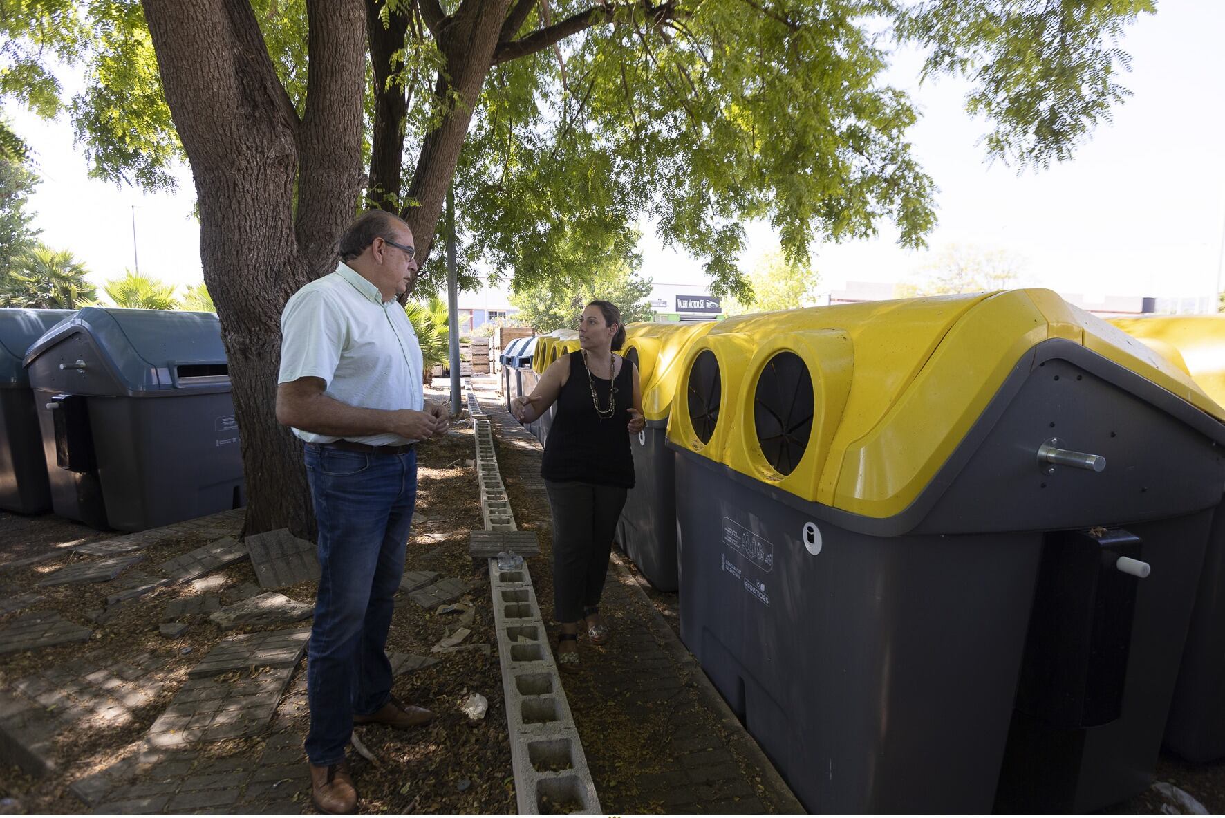 El edil Miguel Ángel Picornell junto a los nuevos contenedores de reciclaje.