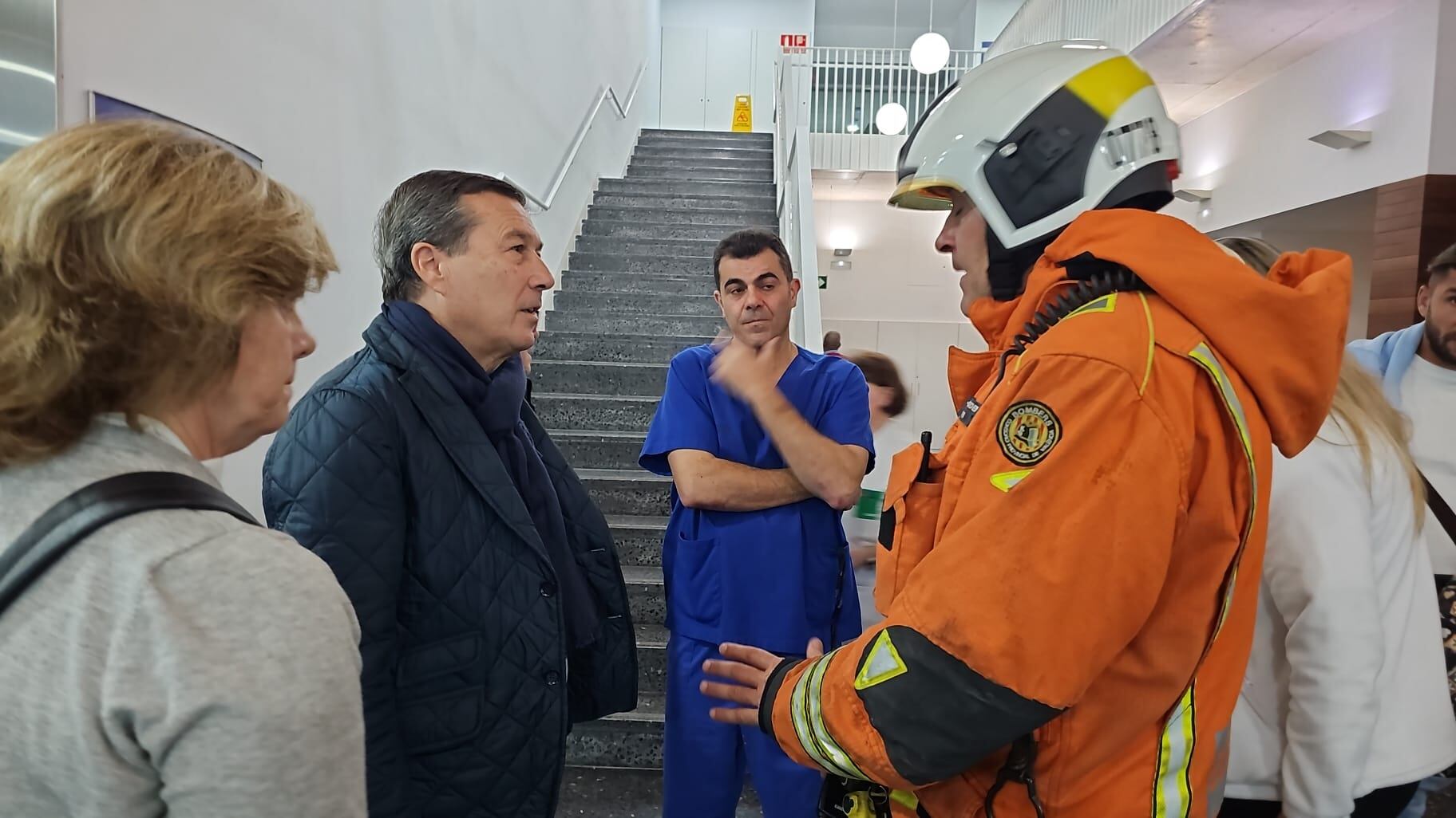 El conseller de Sanitat, Marciano Gómez, ha visitado este domingo por la tarde el hospital de Llíria tras el incendio.