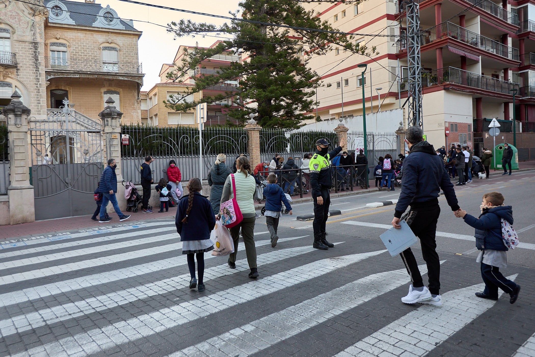 Un grupo de niños y niñas camino del colegio en Gandia.