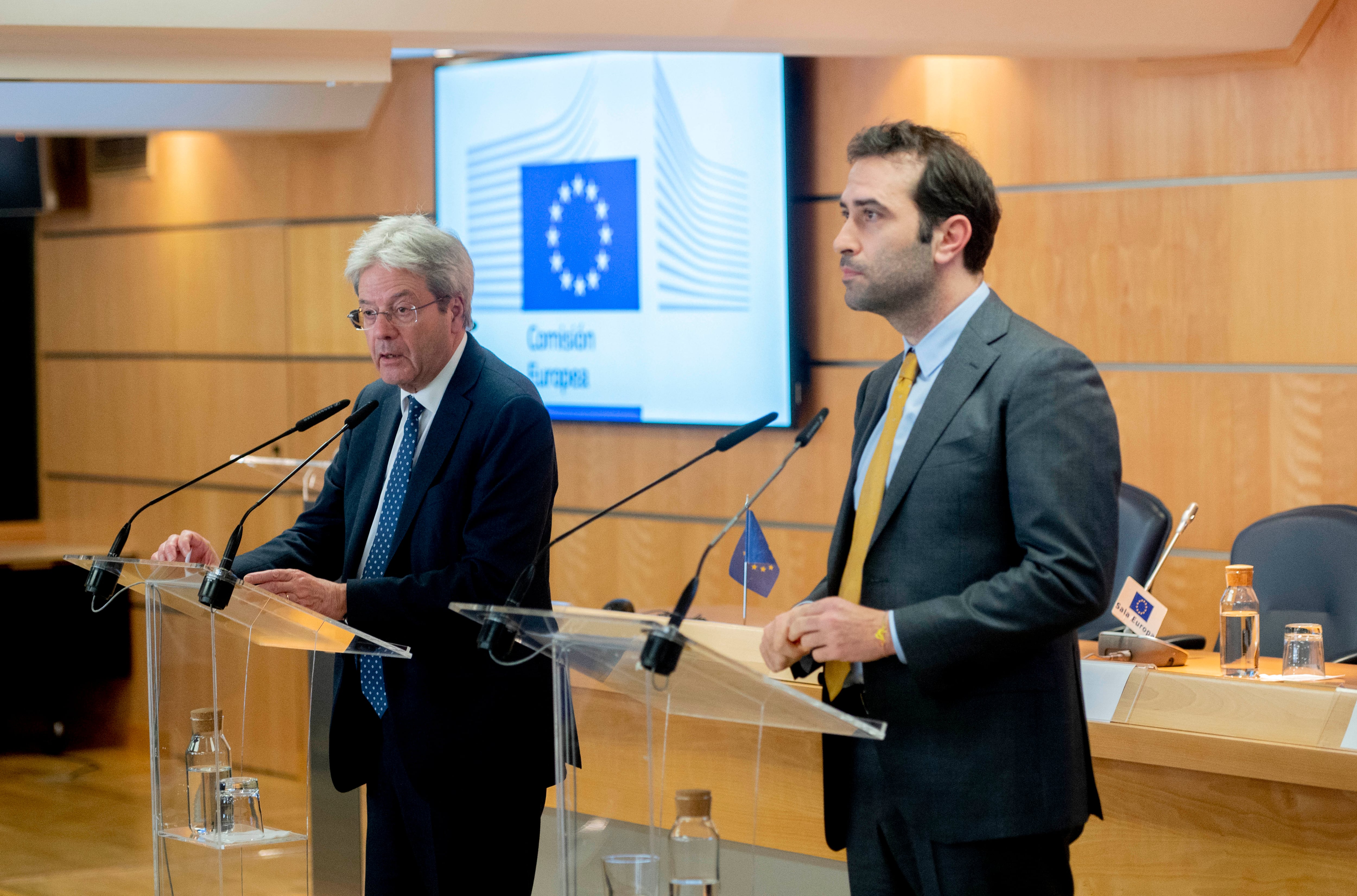 El ministro de Economía, Carlos Cuerpo y el comisario europeo de Economía, Paolo Gentiloni, durante una rueda de prensa conjunta en Madrid