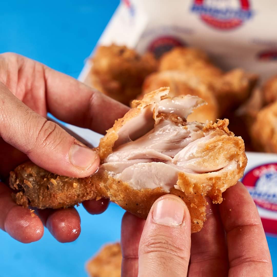 La freidora a presión y garantiza un pollo frito crujiente y jugoso en su interior