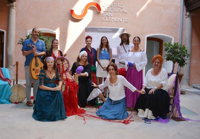 Alicia Martín con los actores y actrices de la representación