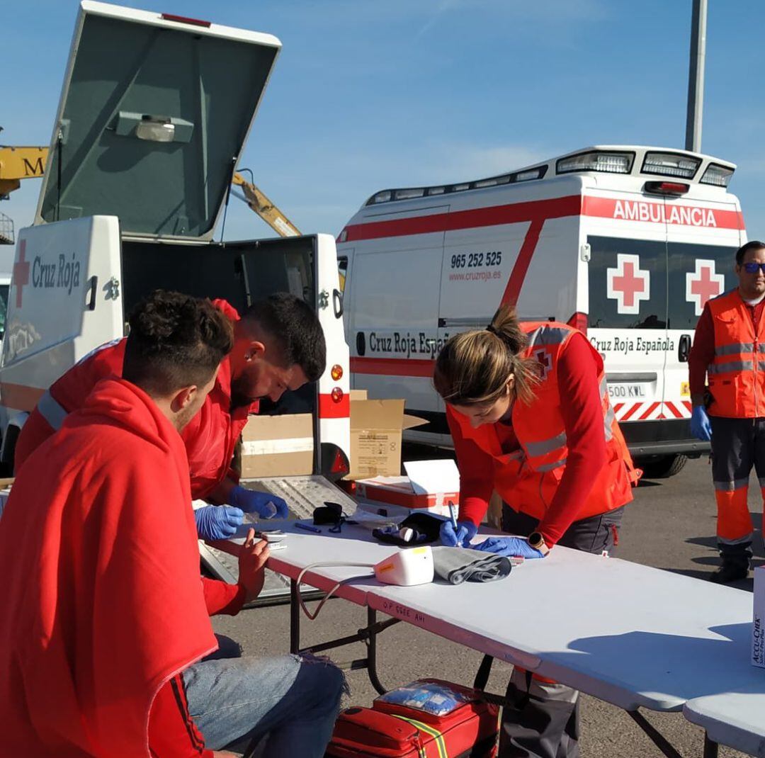 Voluntarios de Cruz Roja atienden a los numerosos inmigrantes llegados este 3 de enero a las costas alicantinas.