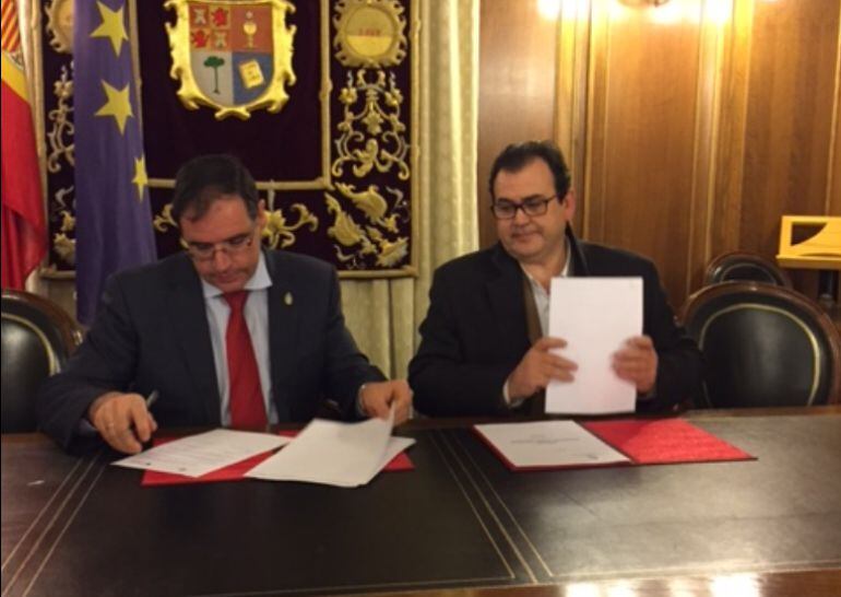 A la derecha el presidente del Ciudad Encantada