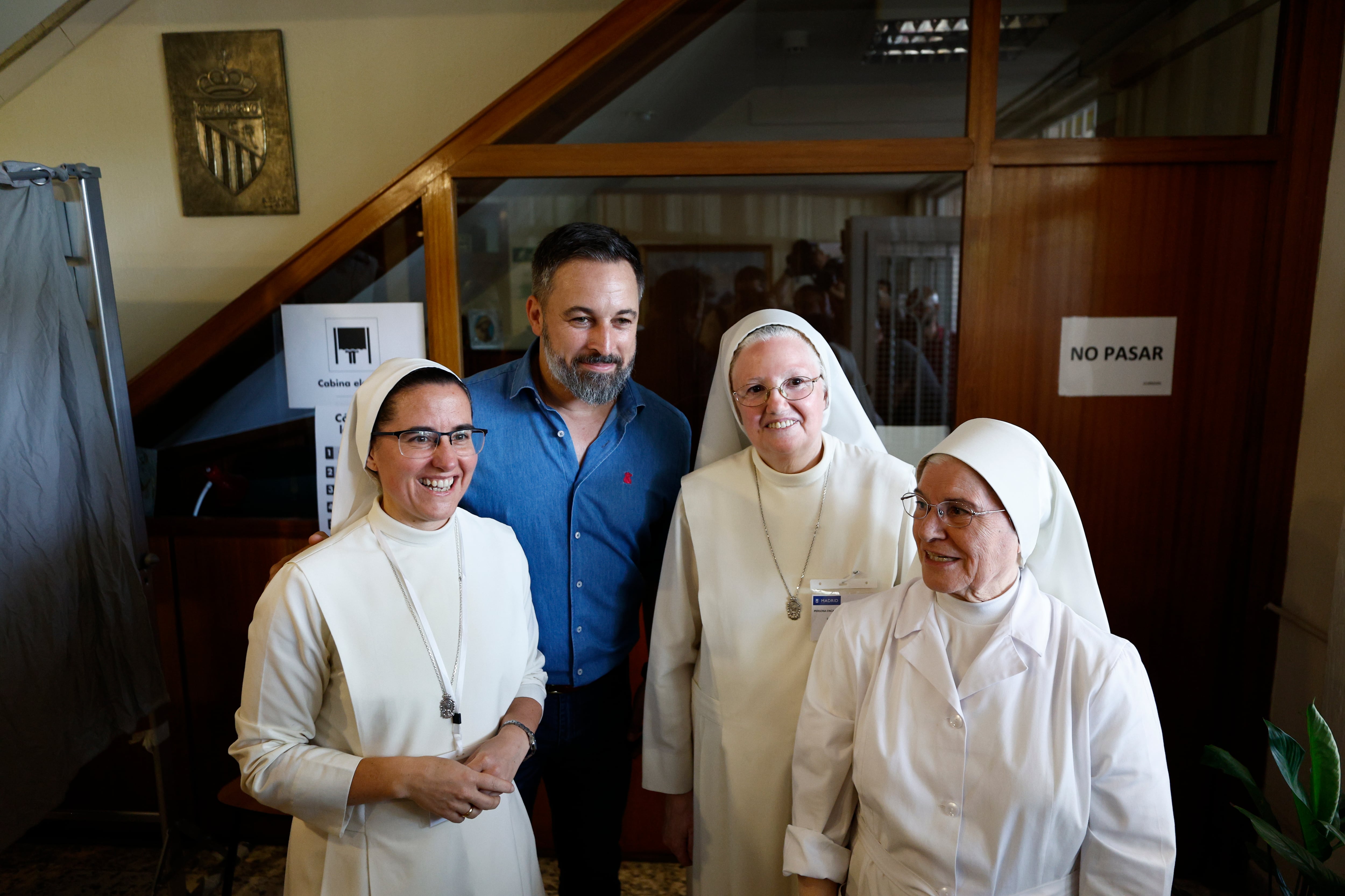 El líder de Vox, Santiago Abascal, posa con un grupo de monjas en el colegio Cristo Rey en Madrid, este domingo