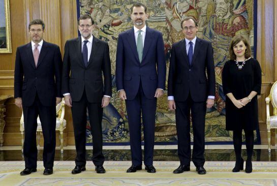 El nuevo ministro de Sanidad, Servicios Sociales e Igualdad, Alfonso Alonso, posa acompañado del presidente del Gobierno, Mariano Rajoy; la vicepresidenta, Soraya Sáenz de Santamaría y el ministro de Justicia, Rafael Catalá