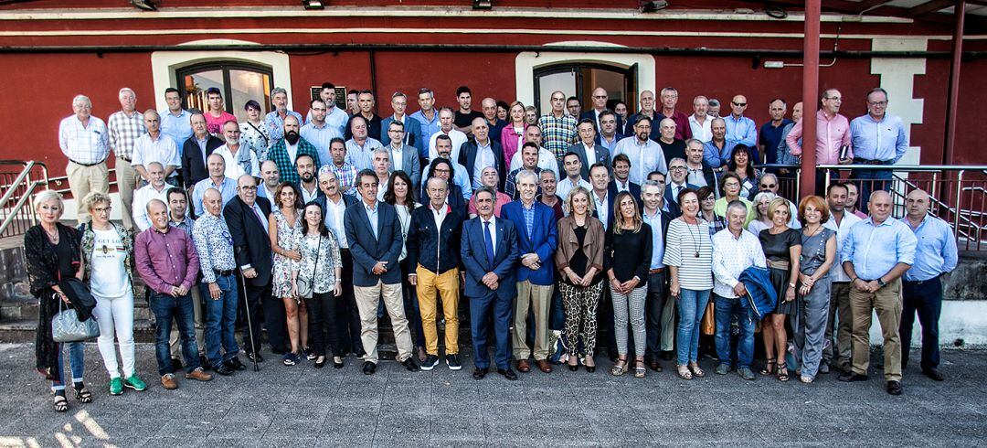 Miguel Ángel Revilla posa con los líderes municipales de su partido, antes de la asamblea celebrada en Torrelavega.